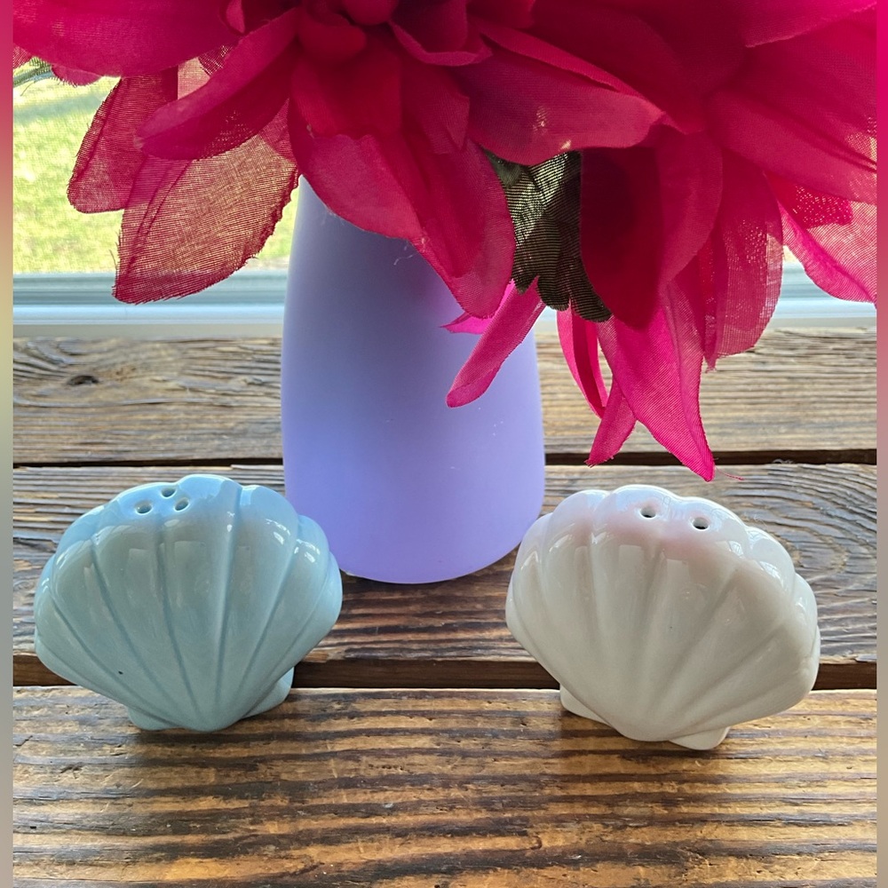 Shell-Shaped Ceramic Salt and Pepper Shakers - Blue and White - Picture 2 of 6